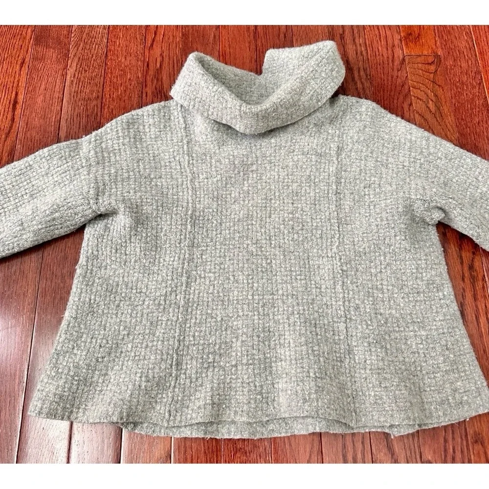 Free People 100% Wool Light Grey Long Sleeve Turtle Neck Sweater Size Small